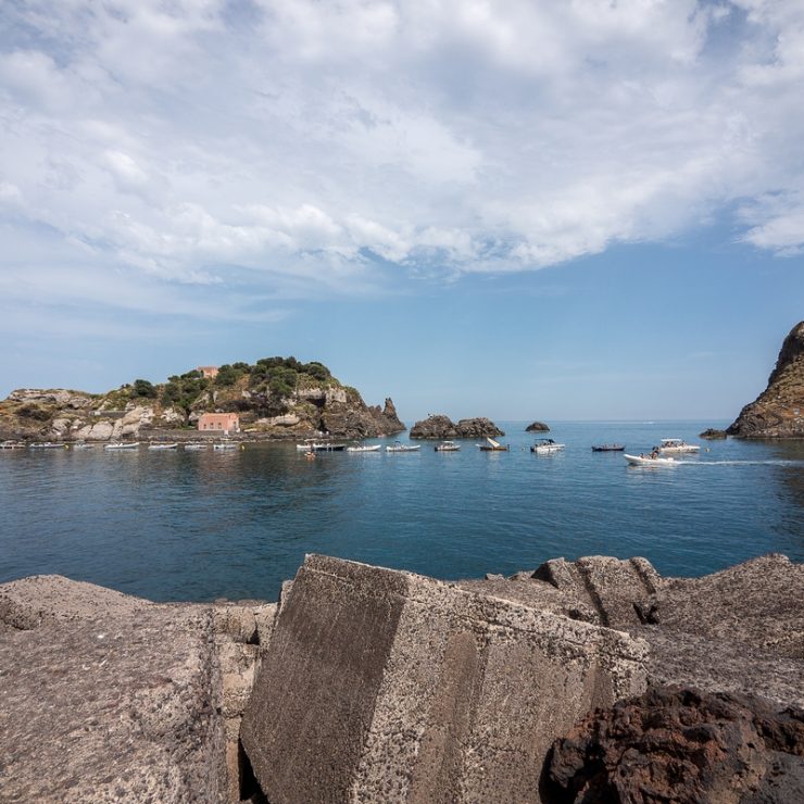Le spiagge di Catania sabbia dorata e acque cristalline ai piedi dell’Etna
