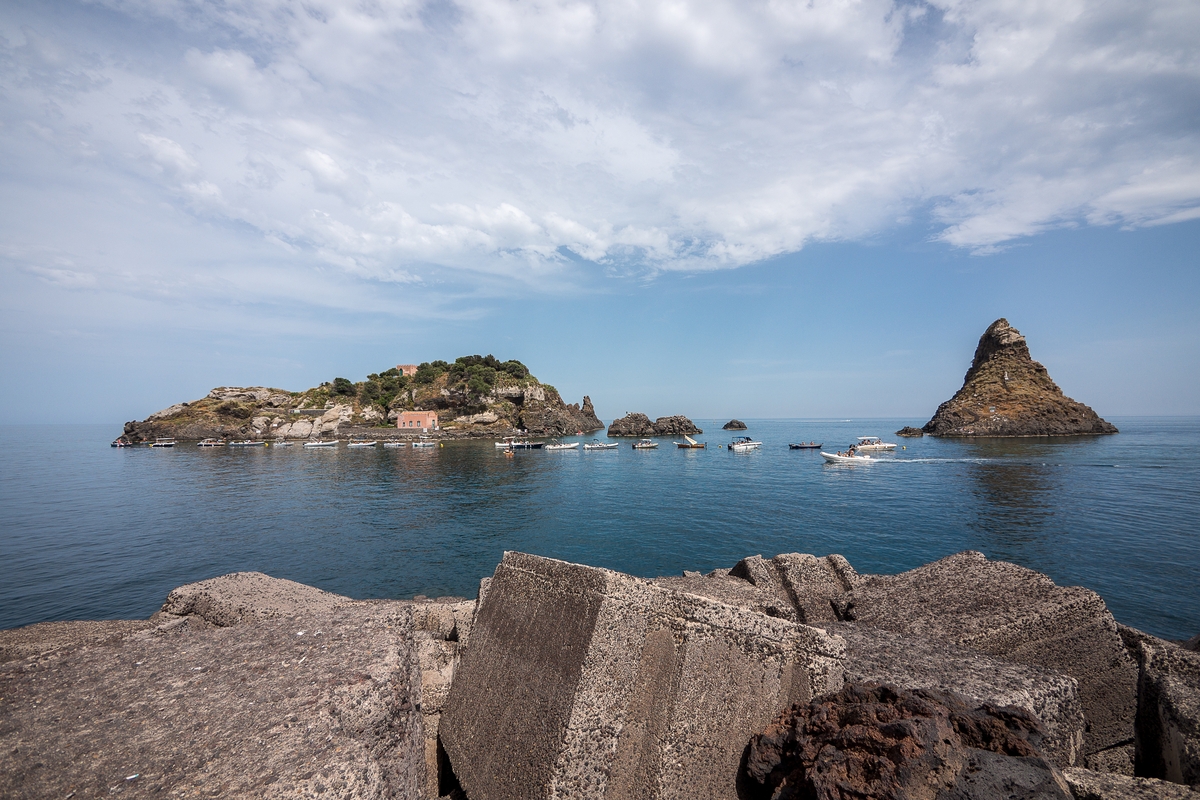 Le spiagge di Catania sabbia dorata e acque cristalline ai piedi dell’Etna