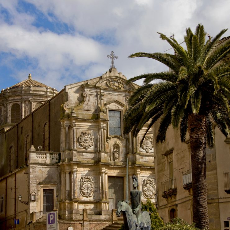 Caltagirone dove la ceramica diventa racconto e ogni gradino un’opera d’arte