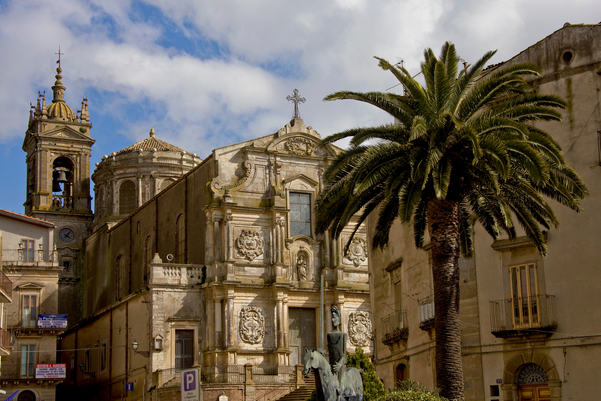 Caltagirone dove la ceramica diventa racconto e ogni gradino un’opera d’arte