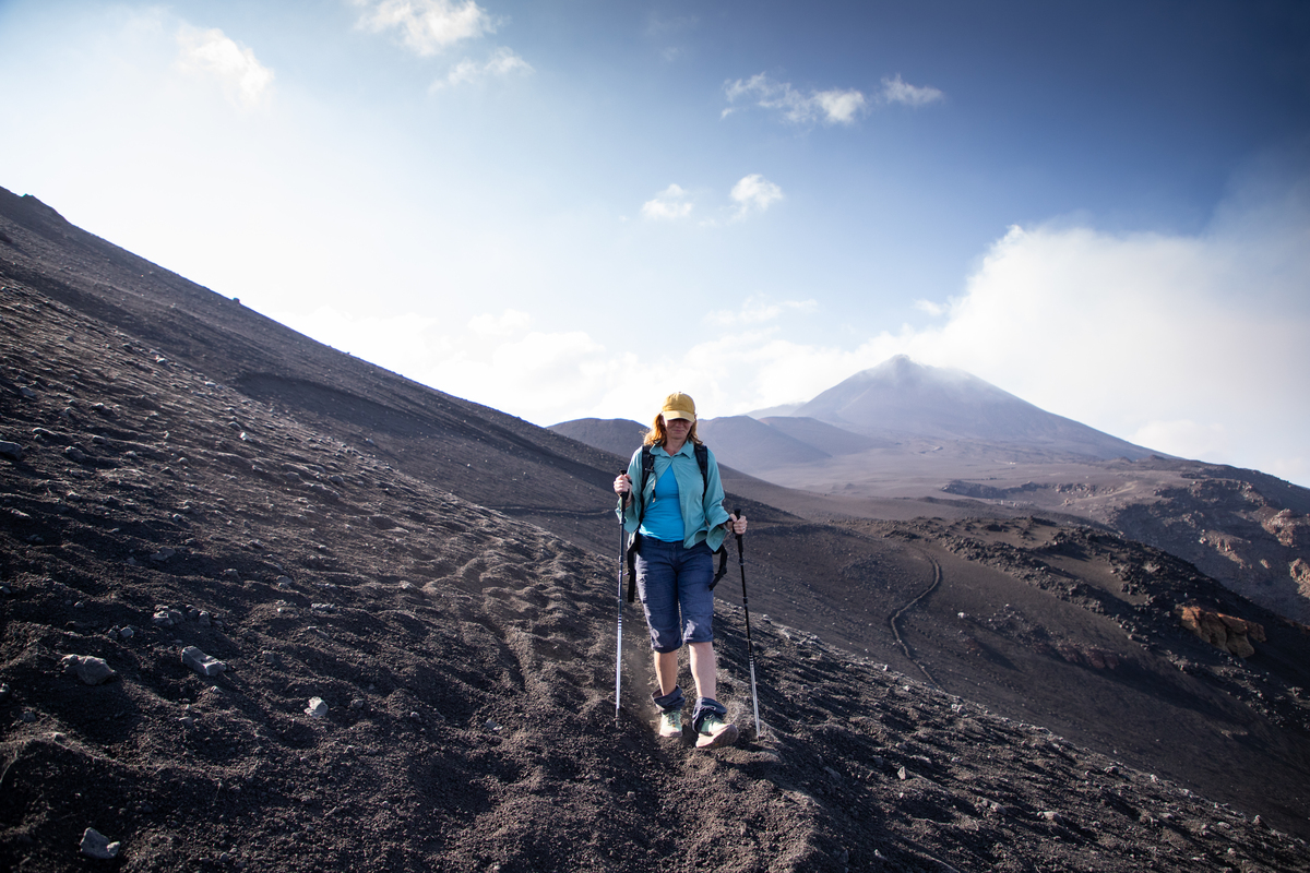 Un’esperienza da vivere è il trekking sull’Etna al tramonto